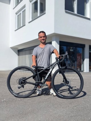 Size Matters - ist nicht nur ein Slogan für #vpacebikes ✌🏼 Johannes ist 1,45 m groß und hat sich mit seinem Wunsch nach einem #gravelbike an uns gewandt. Der Kontakt ist beim @bikefestivalfreiburg entstanden und nach einem Besuch bei uns im HQ war klar - we can do! 💪🏼
Kombiniert haben wir für sein Gravelbike ein MATZ24 mit Carbongabel, dazu 26 Zoll VPACE SL Laufräder und eine SRAM Apex Schaltung.
Sein breites Grinsen 😁 bei der Probefahrt hat uns für den Aufwand belohnt. Danke fürs Vertrauen lieber Johannes! 🫶🏼